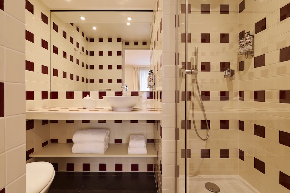 Salle de bain carrelée au raffinement suprême
