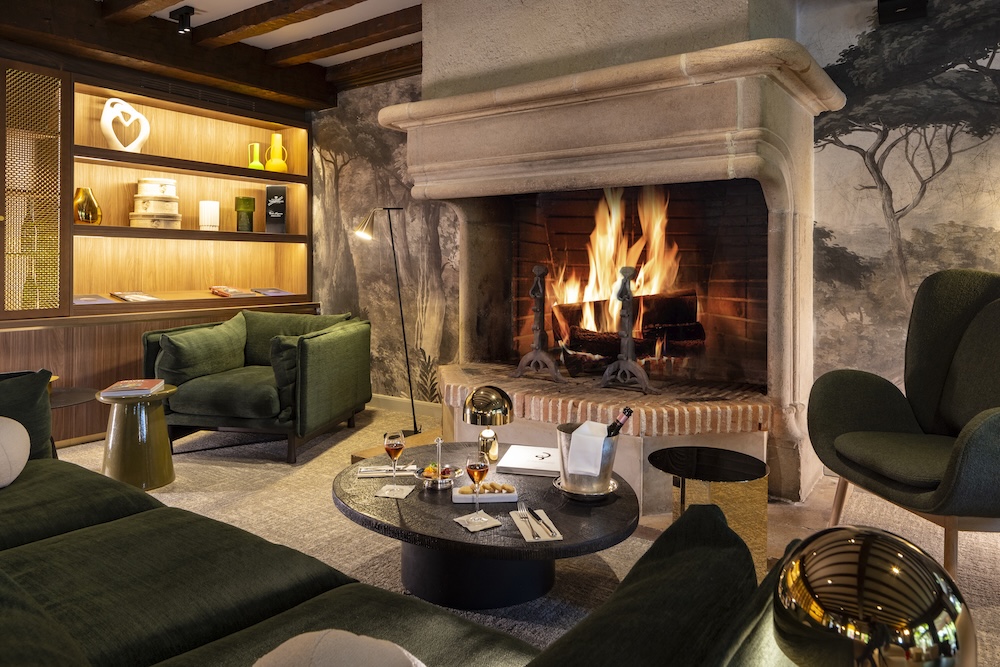 Le lounge cosy auprès de l'âtre
