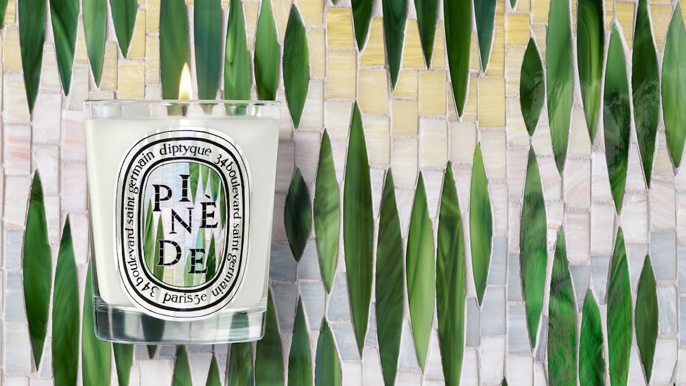 La nouvelle bougie Pinède de Diptyque habillée de mosaïques