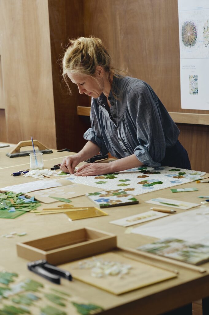 Mathilde Jonquièr, artiste céramiste contemporaine a habillé la collection Diptyque le Jardin des Sens toute en mosaïques