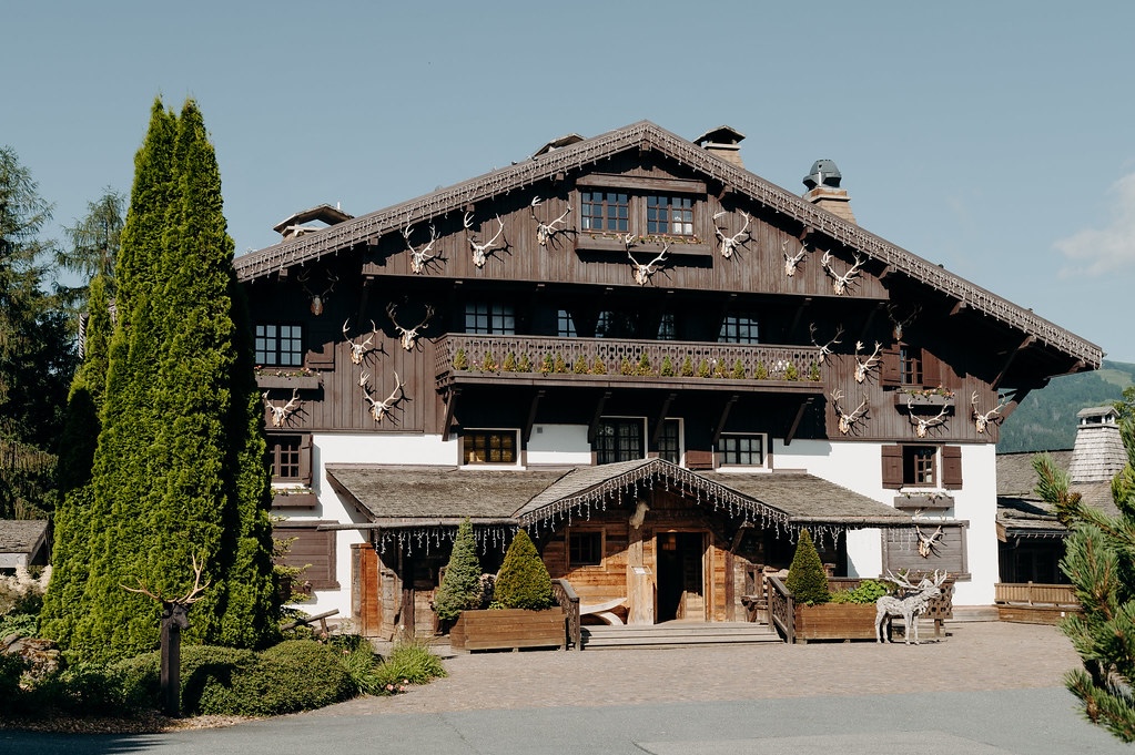 Là haut sur le Mont d’Arbois, des chalet en bois 5*