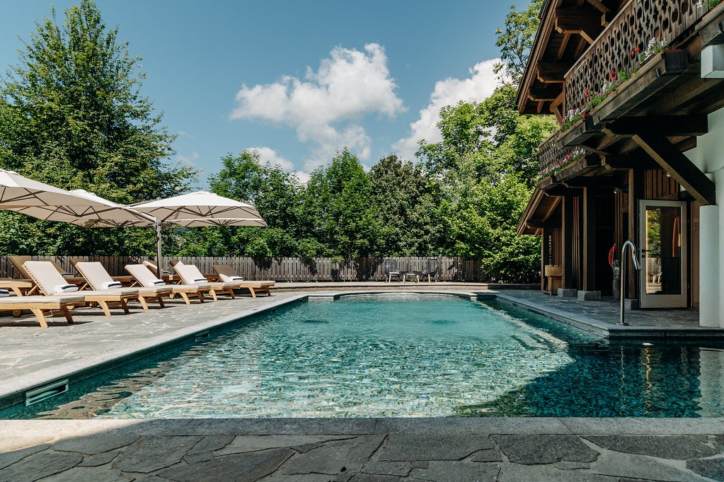 La piscine intérieur-extérieur des Chalets du Mont d’Arbois
