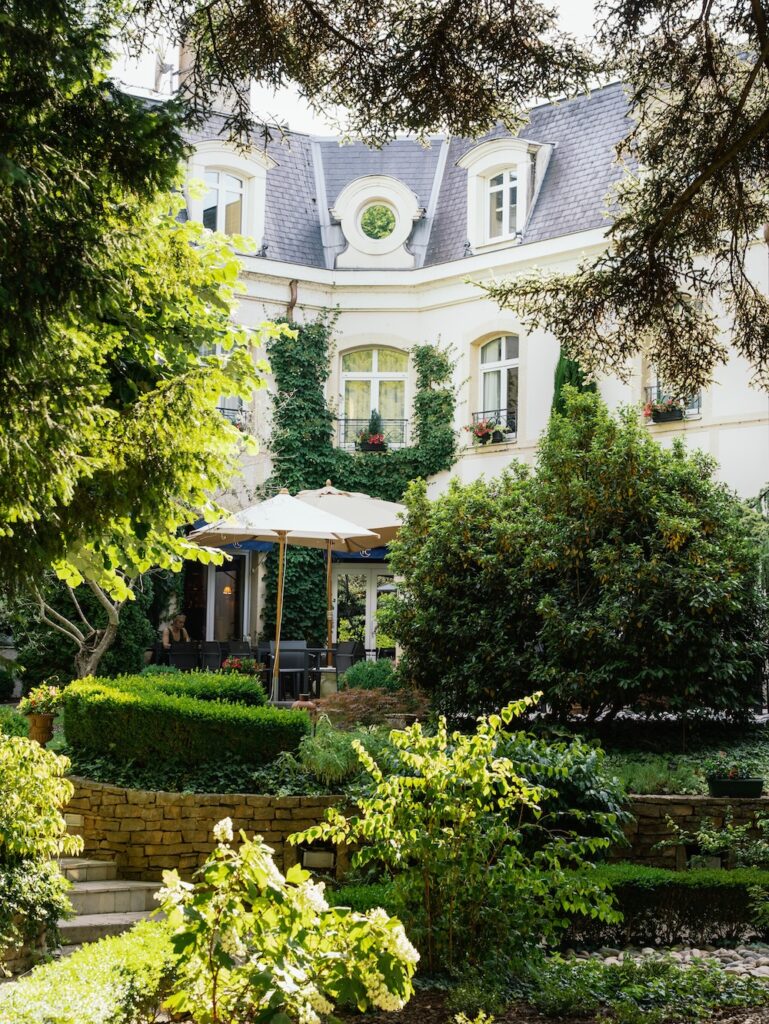 Hostellerie Le Cèdre & Spa à Beaune, l’adresse incontournable en Bourgogne.