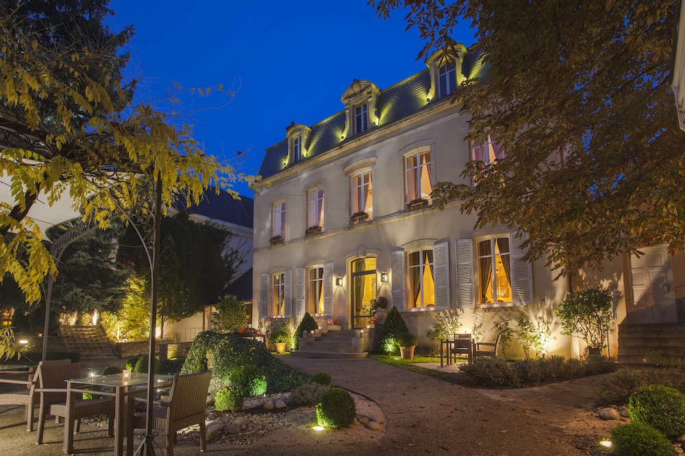 Le restaurant gastronomique de l’hostellerie Le Cèdre  Spa à Beaune. 