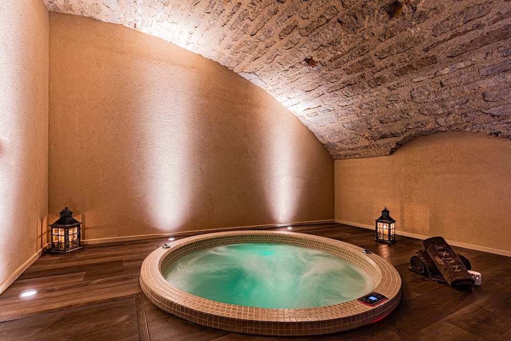 À Beaune, le jacuzzi de l’hostellerie le Cèdre  & Spa
