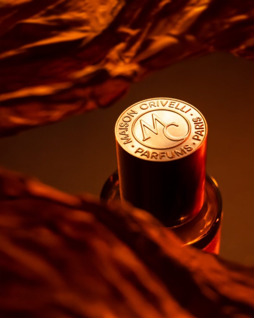 Maison Crivelli un extrait de parfum puissant au flacon revêtu d’un bronze semi-transparent