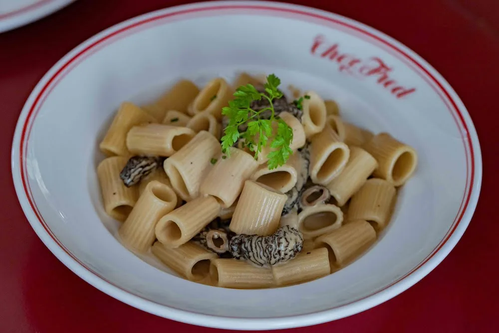 Chez Fred, Pates aux truffes et assiette blanche au liseré rouge