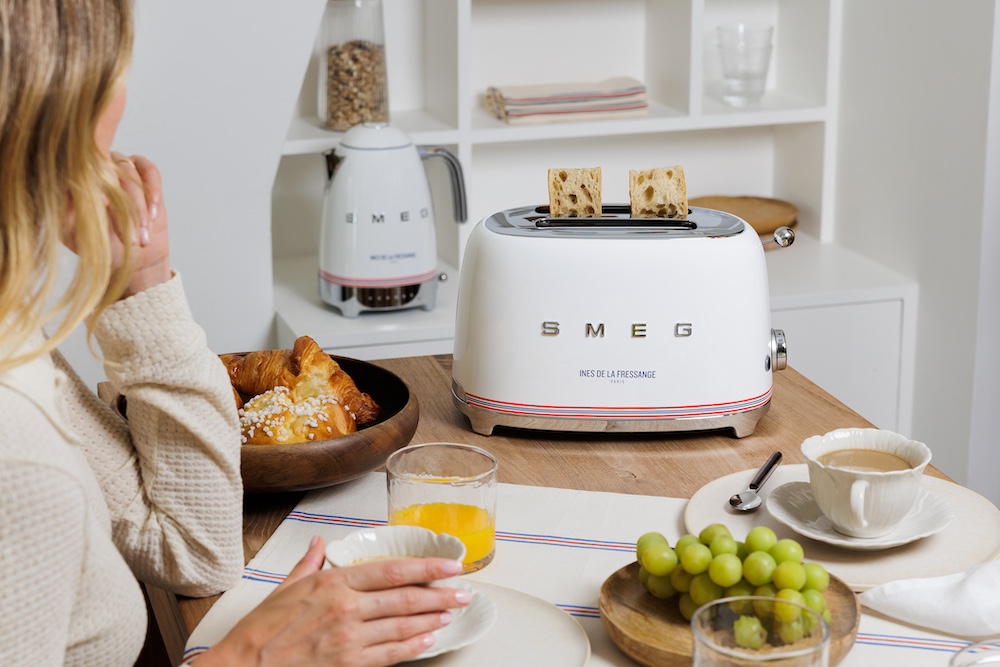 Ambiance en cuisine avec la collection Smeg/  Ines de la Fressange