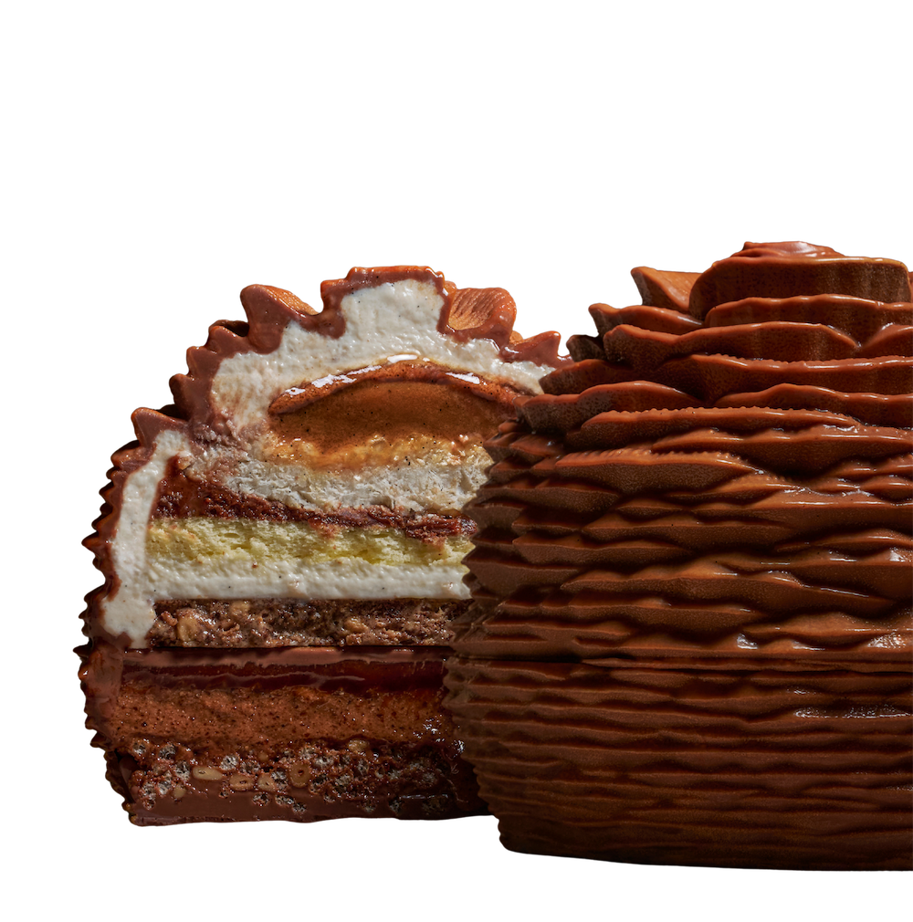 La bûche pomme de pin de l’hôtel Peninsula Paris par sa cheffe pâtissière Anne Coruble