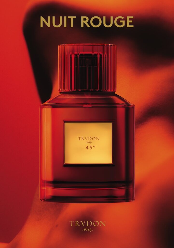 L’opulence d’un flacon en verre rouge