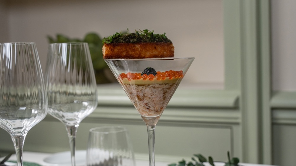 Cocktail de crabe avec œufs de saumon et pointe de caviar
