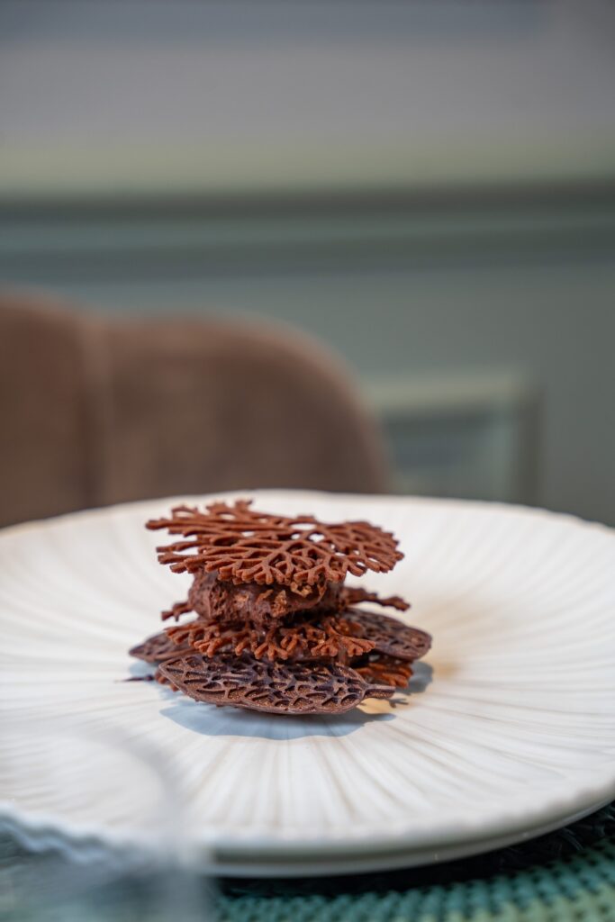 Pyramide croustillante chocolatée, un joyau de dessert
