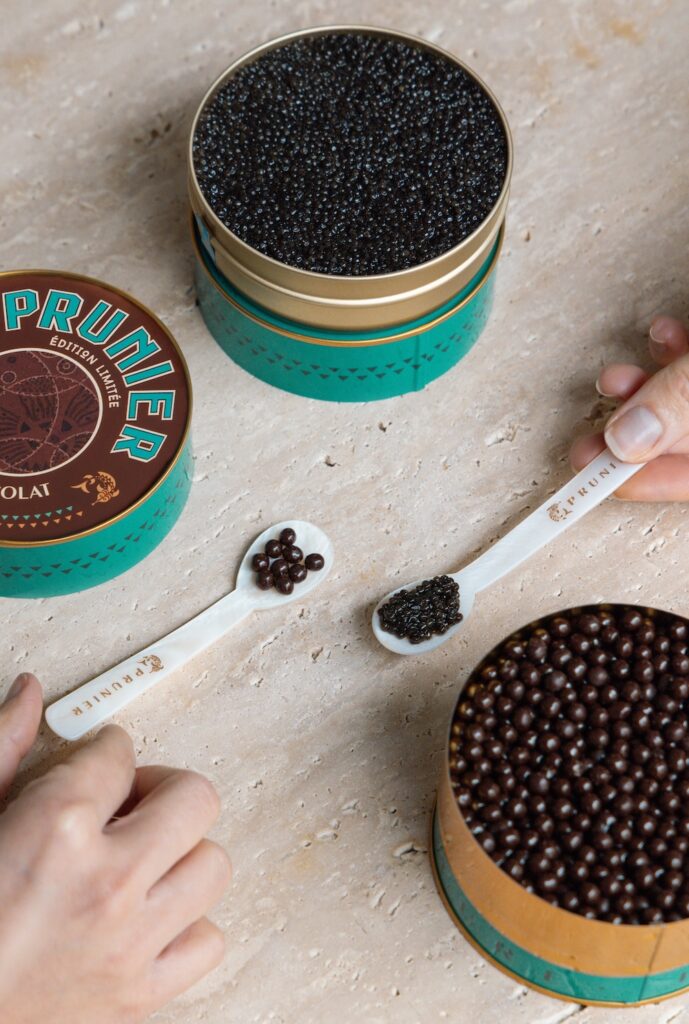 Une boîte de caviar en chocolat de la maison Prunier