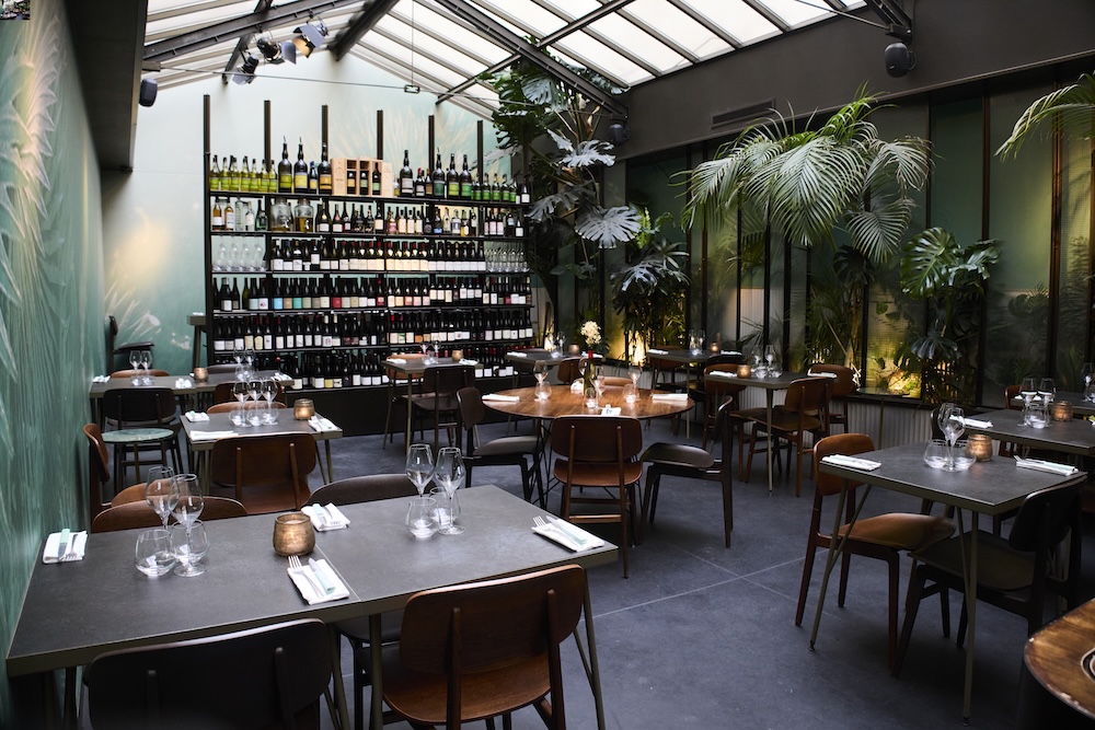 Derrière la bibliothèque!que à vins, une grande table de partage