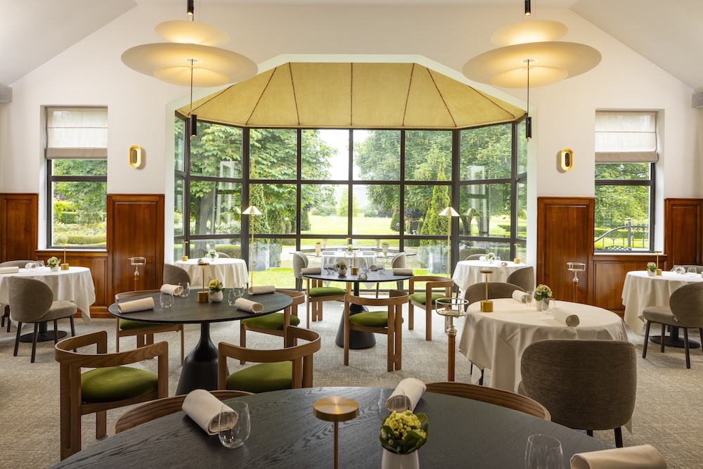 La salle du restaurant gastronomique l’Alcôve de l’Hostellerie Briqueterie & Spa, un Relais & Châteaux
