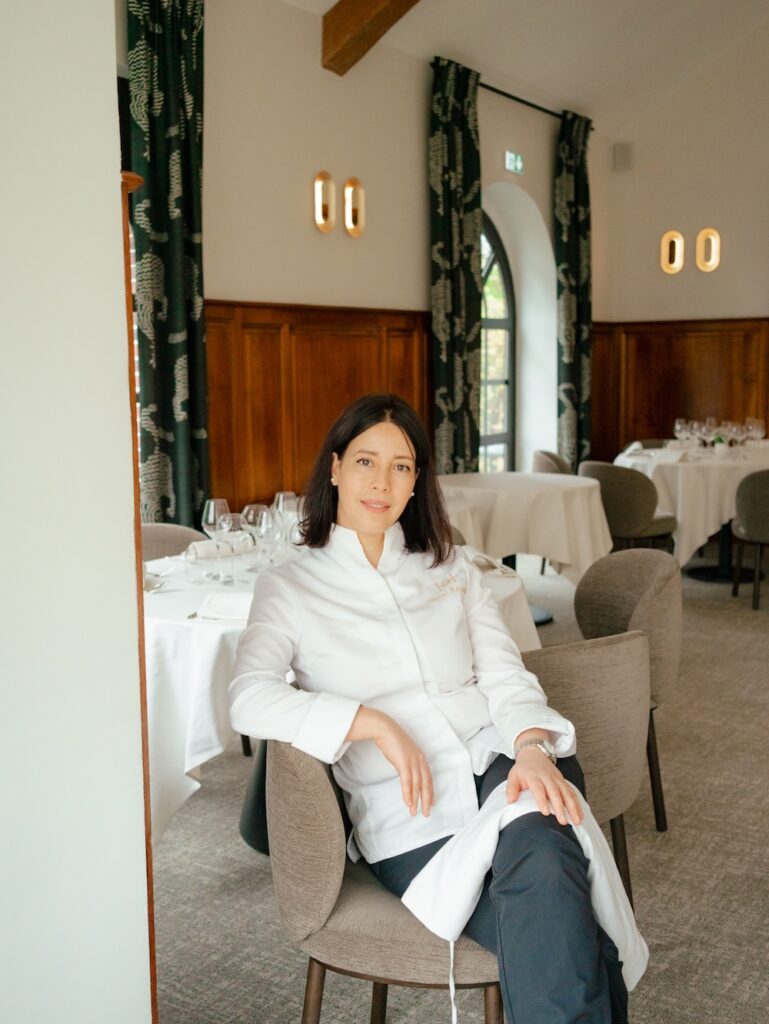 Nawal Rezagui, cheffe des deux restaurants, dont une étoile à la table gastronomique l'Alcôve