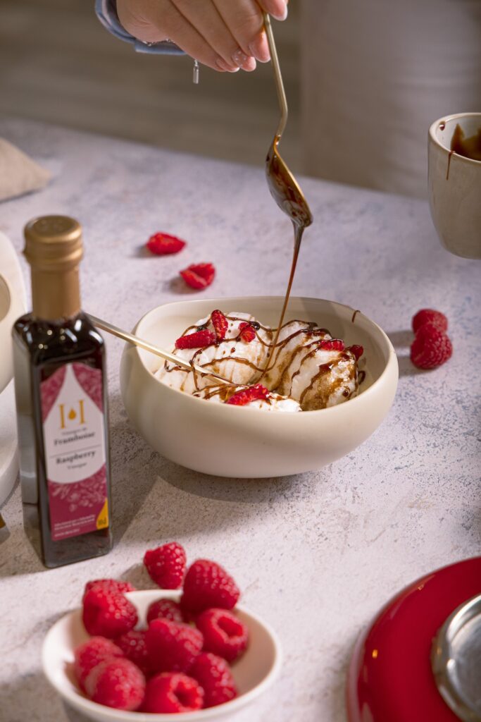 Un dessert aux framboises infusé de vinaigre