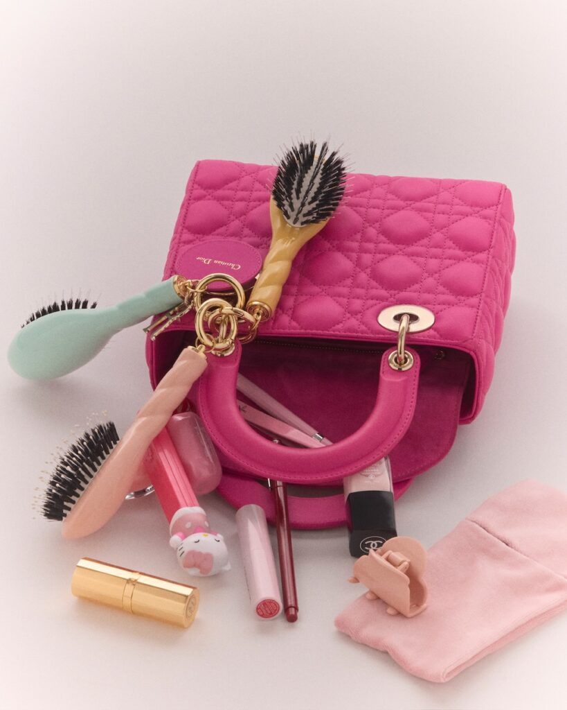 Une mini brosse à accrocher à son sac. La Bonne Brosse & Call It By Your Name