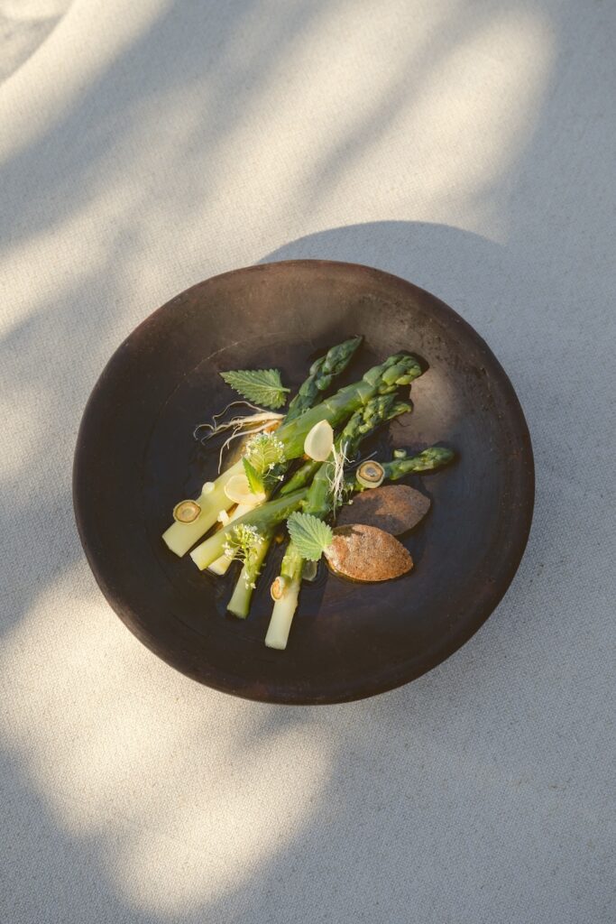 Un plat aux asperges sur une des tables participantes