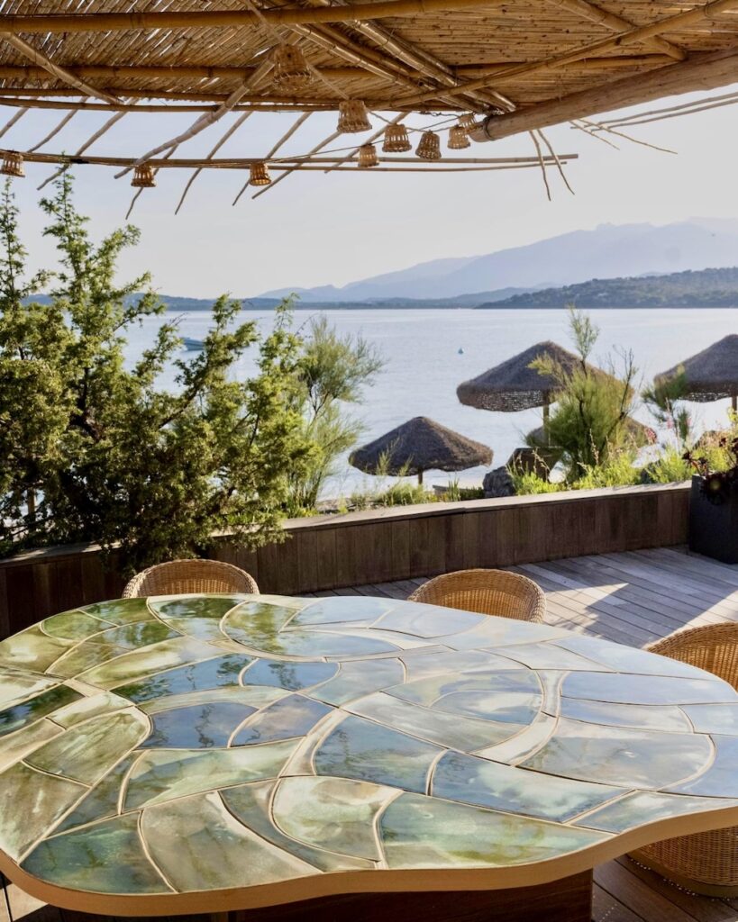 Table en céramique aux couleurs entre mer et nature, réalisée par Fabienne rossignol pour le Casadelmar
