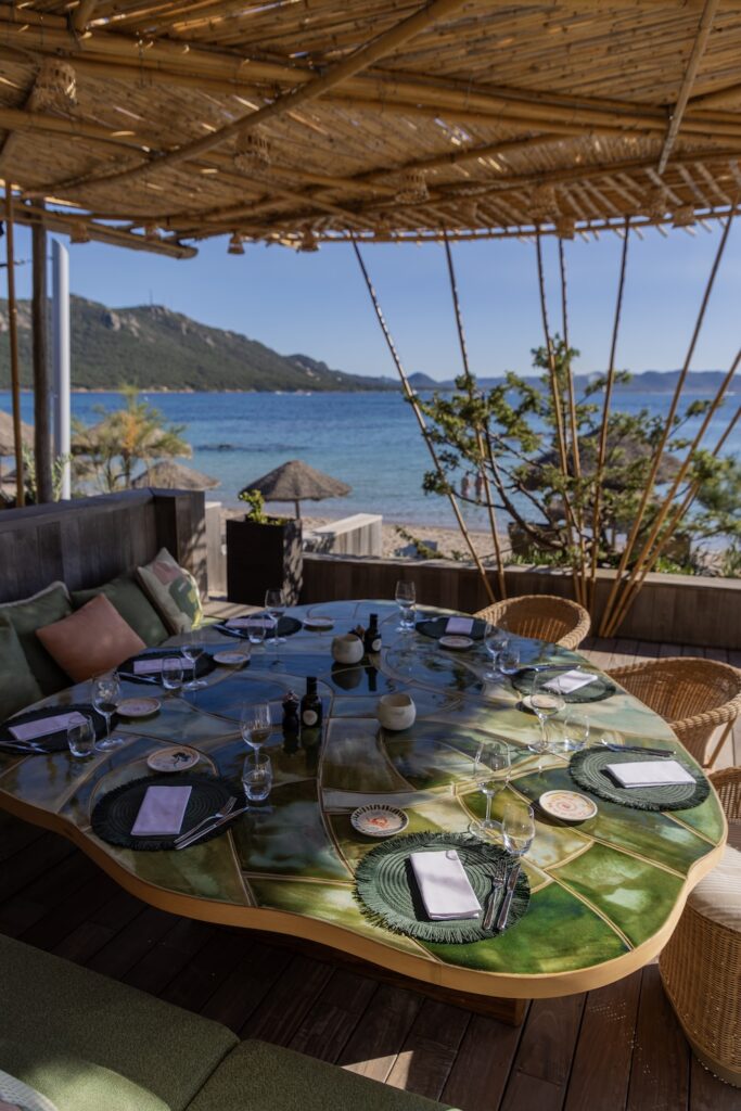 Il pontile, table de La Plage Casadelmar, avec les céramiques de Fabienne Rossi