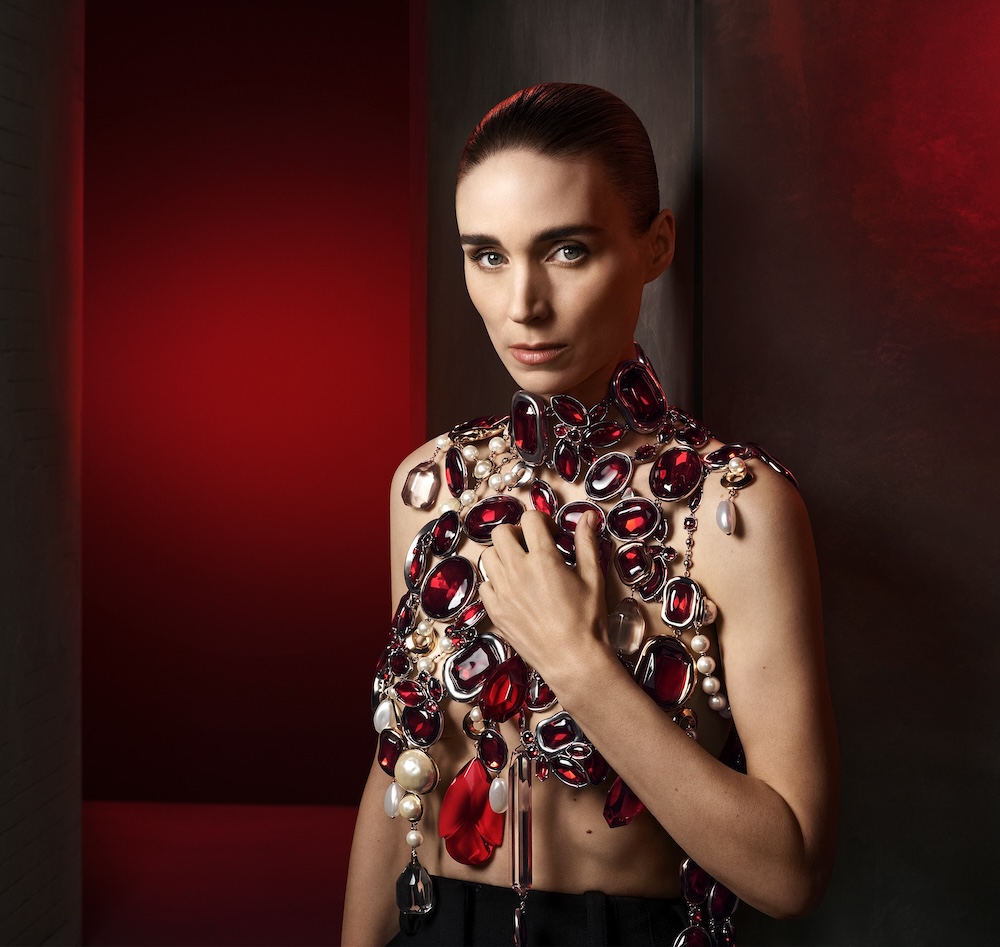 L’actrice Rooney Mara, Égérie Givenchy beauty pour le parfum L’interdit Elixir. En rouge rubis. Une belle moisson olfactive
