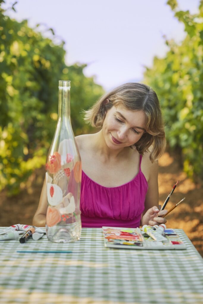 Lucia Vinty dessine le flacon de la cuvée M de Minuty 2025